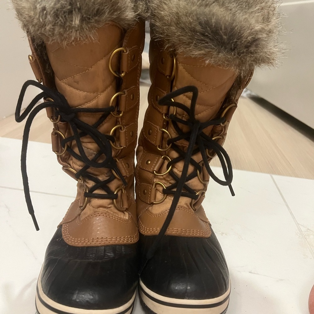 Sorel Black Boots with Tan Fur Trim